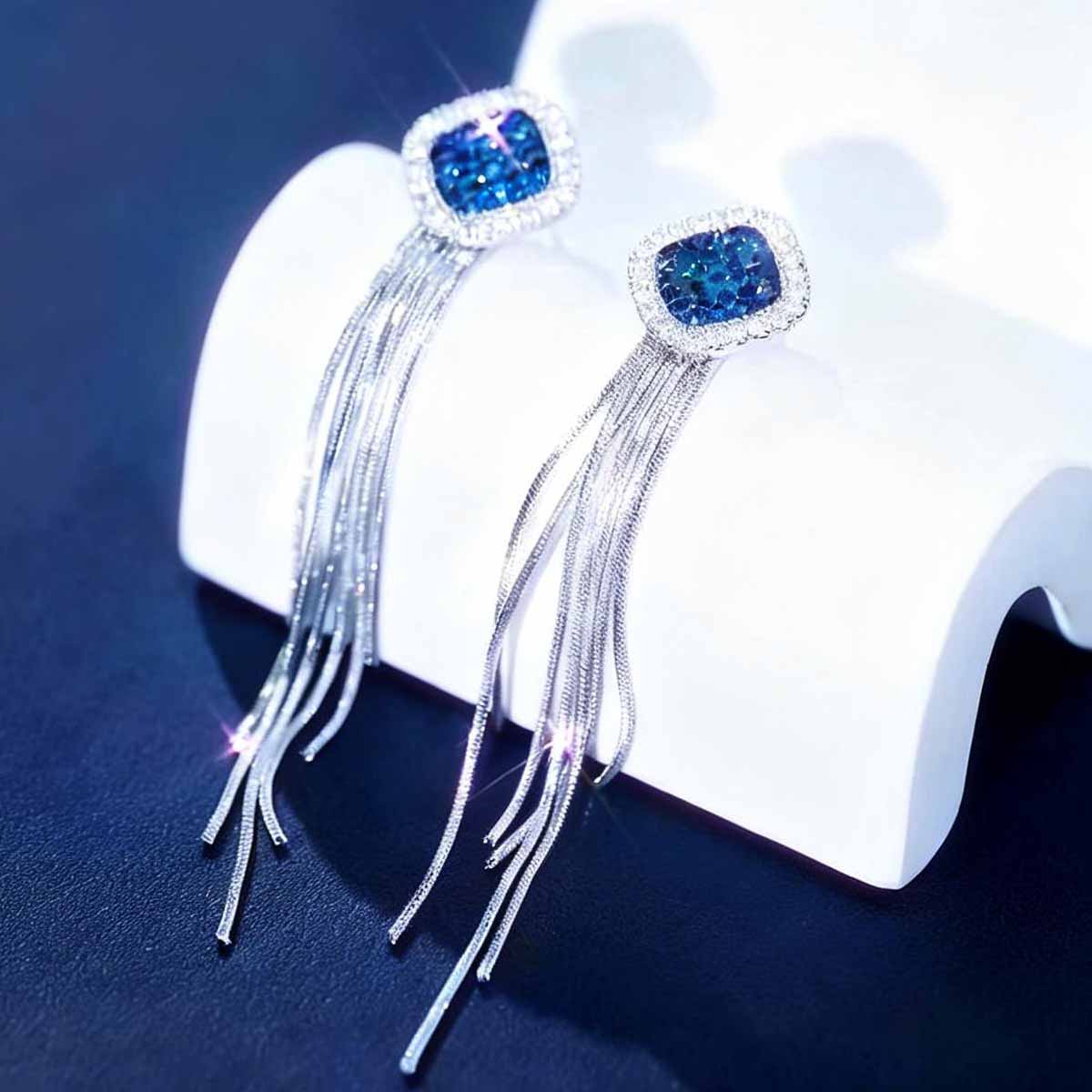 Pendientes largos con flecos de diamante azul y color plata, diseño moderno y elegante, pendientes versátiles para mujeres, con aguja de plata y estilo sofisticado.