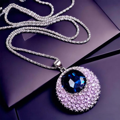 Gargantilla de Moda: Un collar largo con un toque de lujo contemporáneo, un accesorio único y versátil para la temporada.