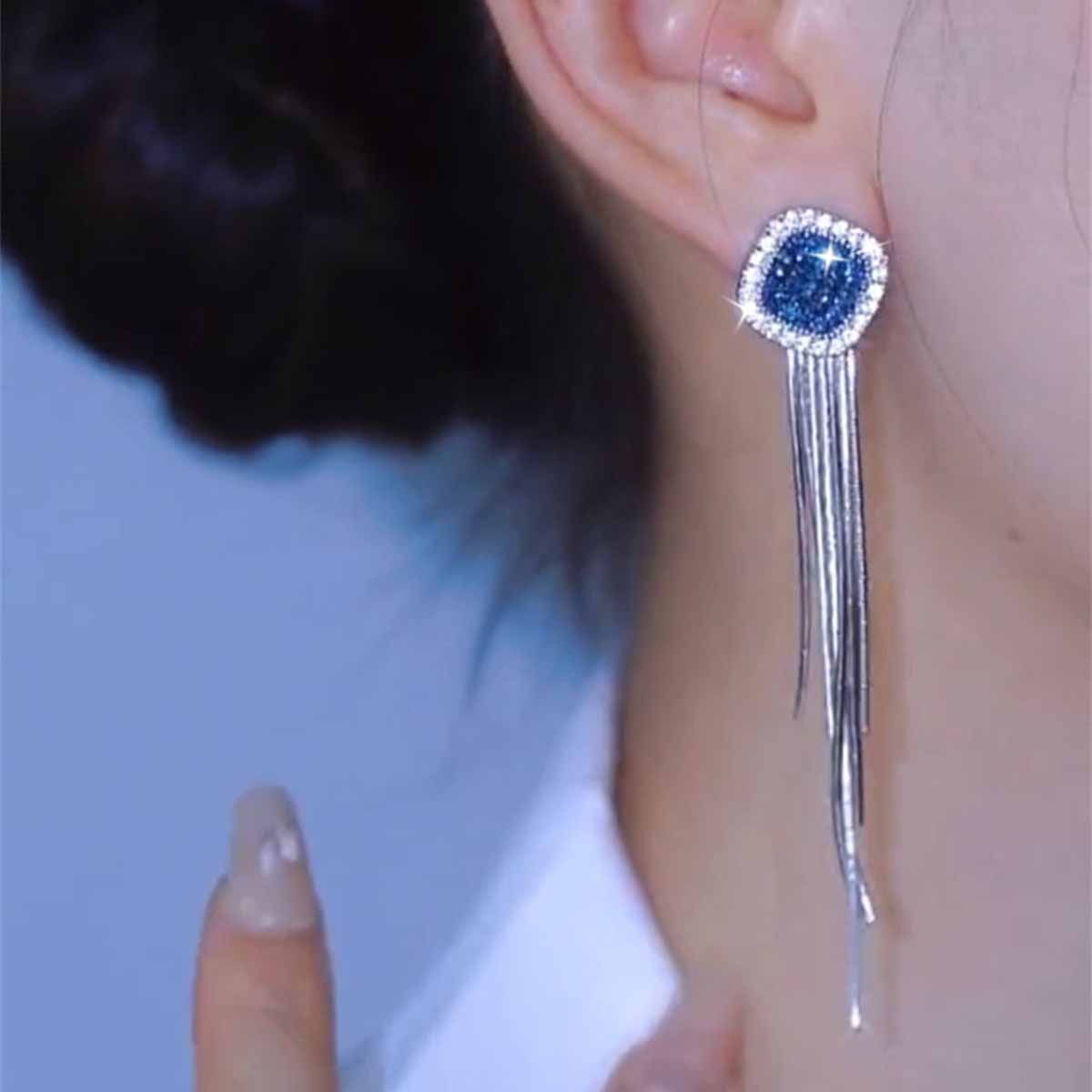 Pendientes largos con flecos de diamante azul y color plata, diseño moderno y elegante, pendientes versátiles para mujeres, con aguja de plata y estilo sofisticado.