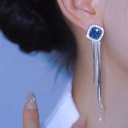 Pendientes largos con flecos de diamante azul y color plata, diseño moderno y elegante, pendientes versátiles para mujeres, con aguja de plata y estilo sofisticado.