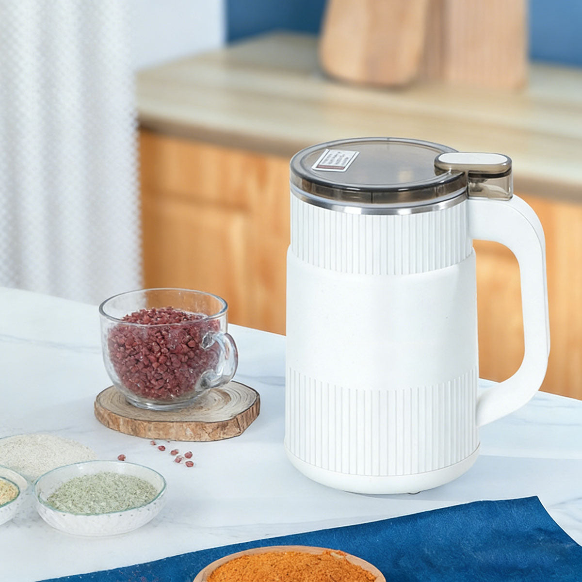 "Molino de polvo eléctrico pequeño para uso doméstico, molinillo de hierbas, granos y especias, molino multifuncional de alta potencia para triturar diversos ingredientes."