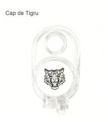 Cheie retractabilă multifuncțională pentru exterior, cu revenire controlată și fixare rapidă, previne pierderea și se atașează instant la rucsac sau încheietură.