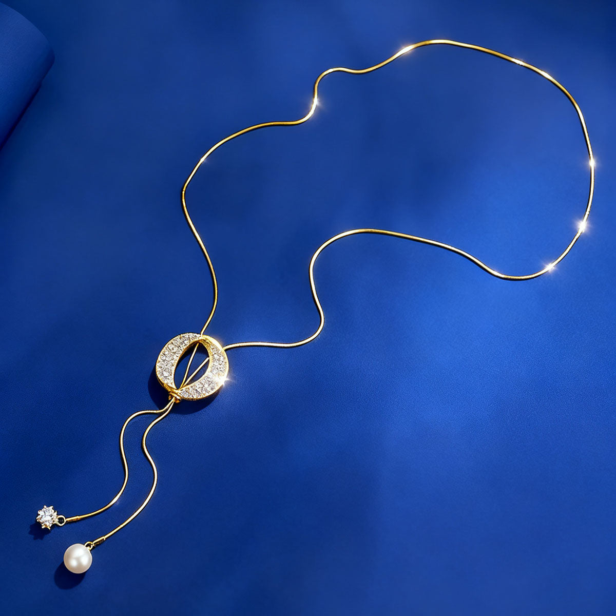 Elegante collar largo de perlas para suéter, de estilo moderno y versátil, con diseño sencillo y flecos; un accesorio de moda ideal para otoño e invierno.