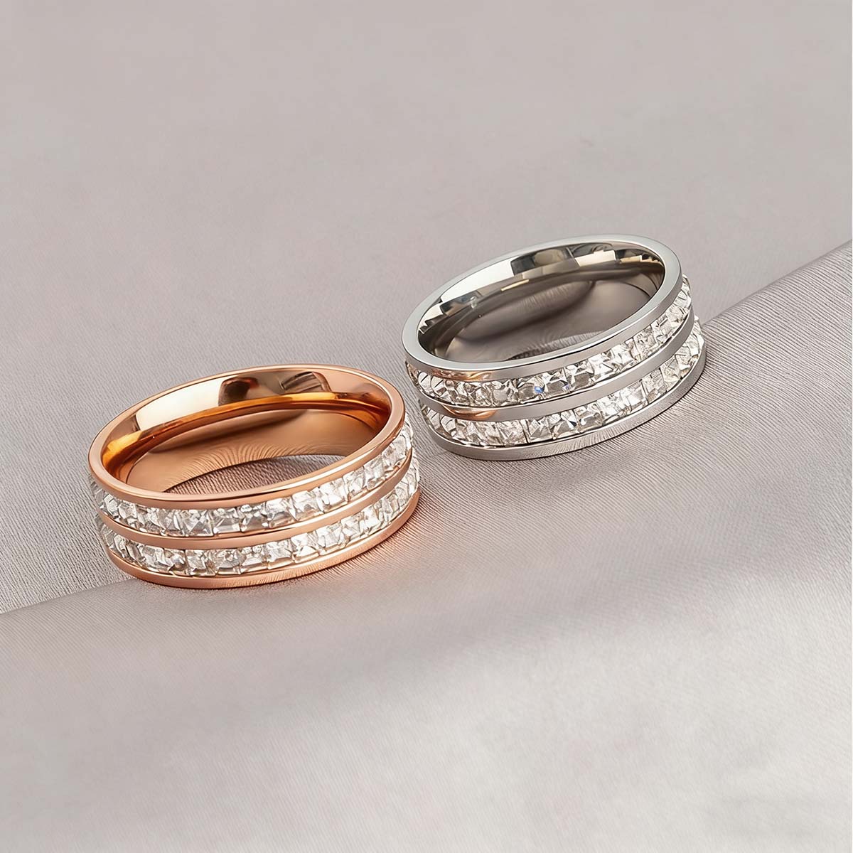 Anillo moderno de acero de titanio con circonitas — diseño cuadrado con incrustaciones, efecto “cielo estrellado”, color oro rosa, accesorio de moda.