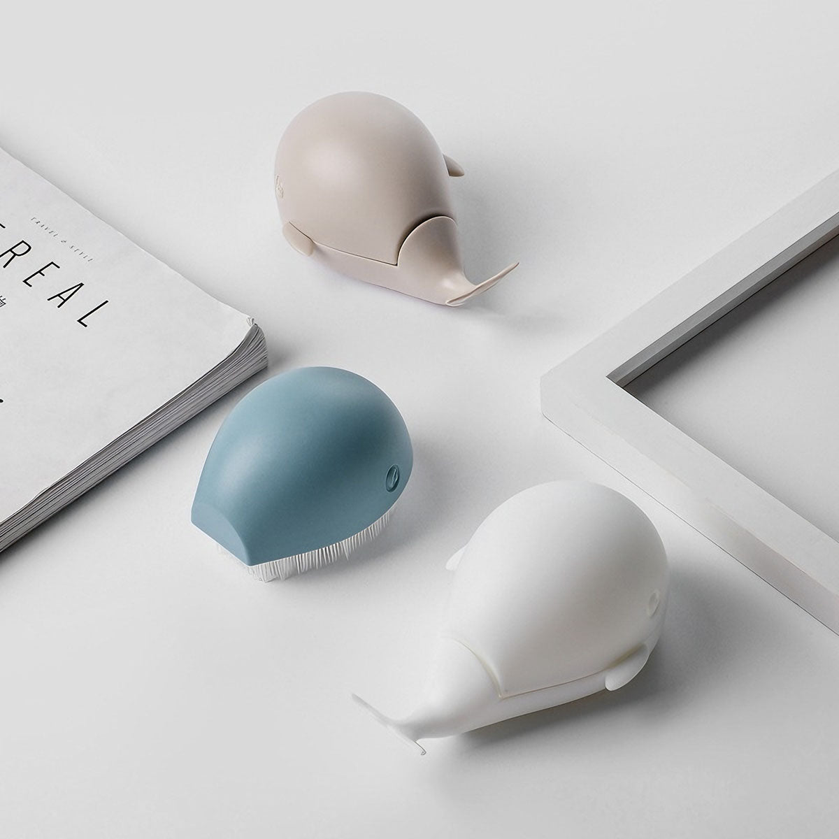 Cepillo de limpieza para ropa y zapatos, con diseño de adorable ballena, no suelta pelos, no daña la ropa, perfecto para el hogar.