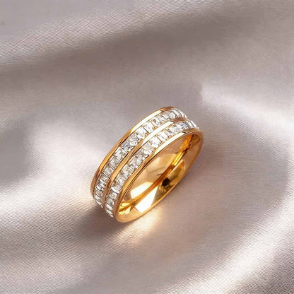 Anillo moderno de acero de titanio con circonitas — diseño cuadrado con incrustaciones, efecto “cielo estrellado”, color oro rosa, accesorio de moda.