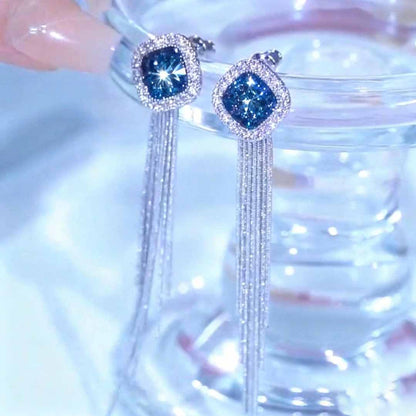 Pendientes largos con flecos de diamante azul y color plata, diseño moderno y elegante, pendientes versátiles para mujeres, con aguja de plata y estilo sofisticado.