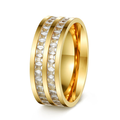 Anillo moderno de acero de titanio con circonitas — diseño cuadrado con incrustaciones, efecto “cielo estrellado”, color oro rosa, accesorio de moda.