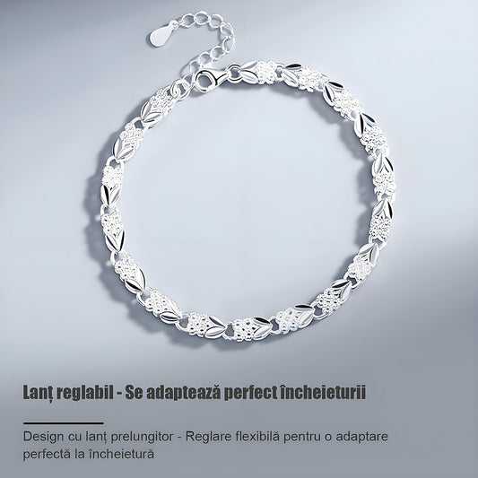 Náramek ze stříbra 925 s minimalistickým designem, čtyřlístek a srdce, moderní šperk pro štěstí.